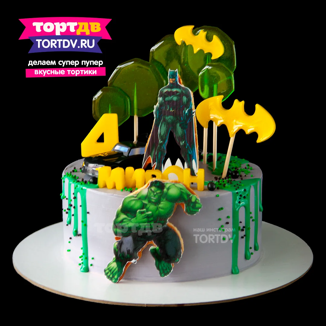 Торт «Бэтмен» с зелёными потёками — Светлый торт украшен зелёными потёками, фигурными изображениями Бэтмена и жёлтой эмблемой летучей мыши.