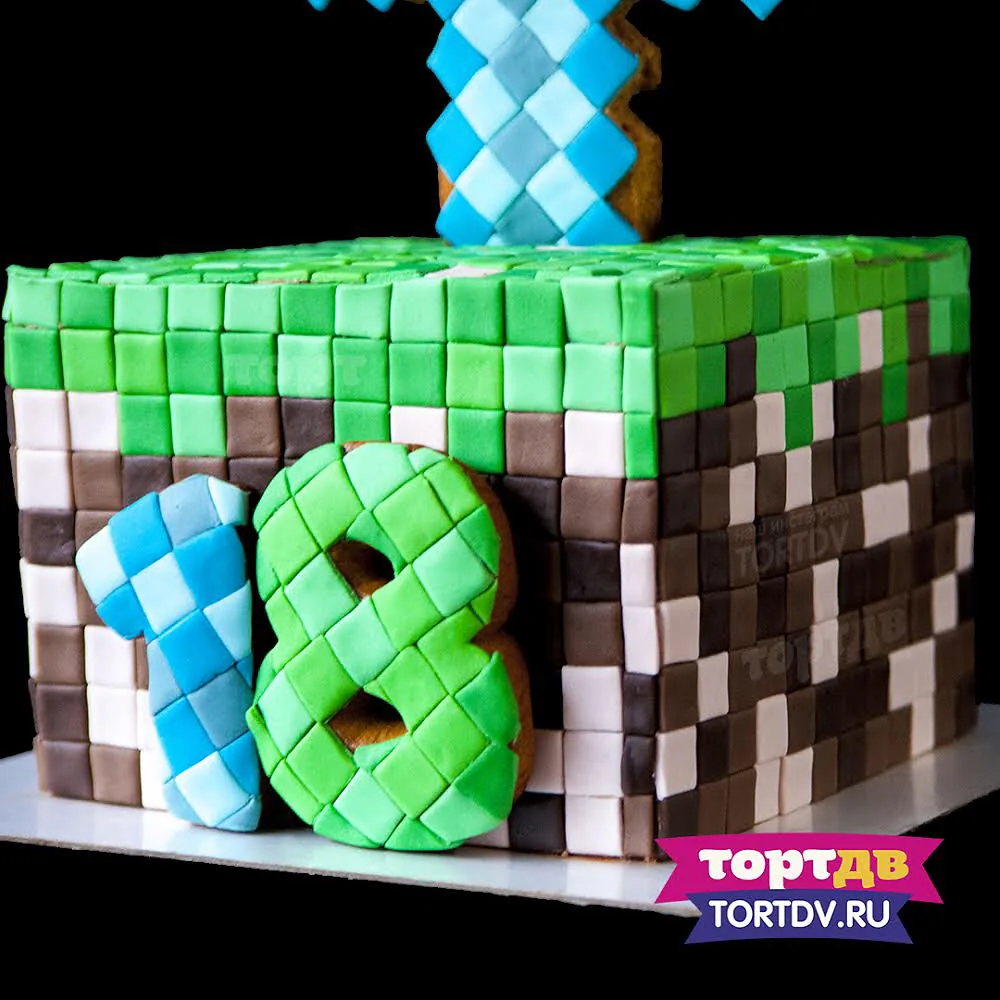 Торт Minecraft с алмазным мечом и цифрой